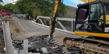 Demolición del puente Güijo avanza para instalar puente bailey./Foto: CIV.