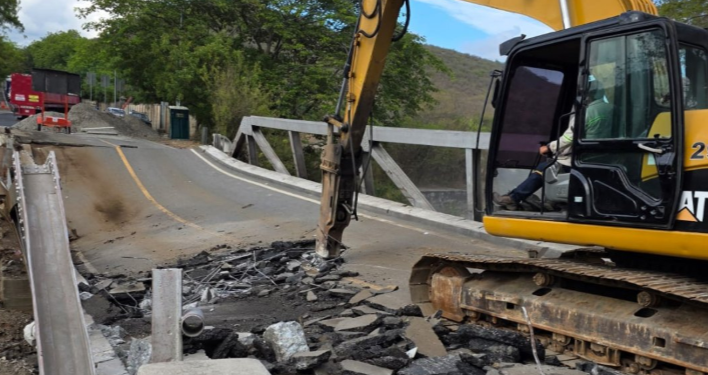 Demolición del puente Güijo avanza para instalar puente bailey./Foto: CIV.