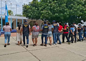 La Policía Nacional Civil (PNC) reportó la captura de 11 personas presuntamente vinculadas con una estructura dedicada al fraude inmobiliario y la estafa. / Foto: PNC