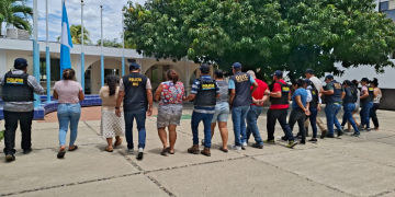 La Policía Nacional Civil (PNC) reportó la captura de 11 personas presuntamente vinculadas con una estructura dedicada al fraude inmobiliario y la estafa. / Foto: PNC