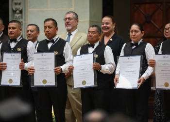 Entregan diplomas de certificación de competencias a trabajadores de SAAS./Foto: Álvaro Interiano.