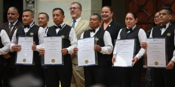 Entregan diplomas de certificación de competencias a trabajadores de SAAS./Foto: Álvaro Interiano.