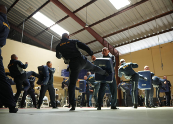 Policías alumnos, en clase de defensa personal. / Foto: Mingob
