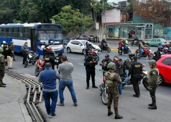 Las operaciones se concentran en las zonas 7, 11, 12 y 21, donde unidades motorizadas mantienen presencia preventiva en puntos considerados estratégicos. / Foto: Ejército