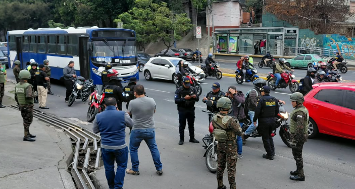 Las operaciones se concentran en las zonas 7, 11, 12 y 21, donde unidades motorizadas mantienen presencia preventiva en puntos considerados estratégicos. / Foto: Ejército