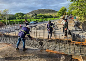 Construyen bases para instalar puente Bailey en el km 111 de la ruta al Atlántico./Foto: CIV.