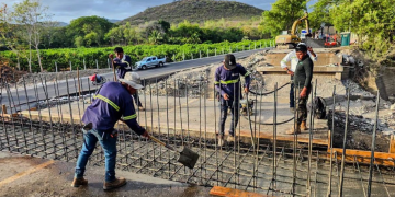Construyen bases para instalar puente Bailey en el km 111 de la ruta al Atlántico./Foto: CIV.