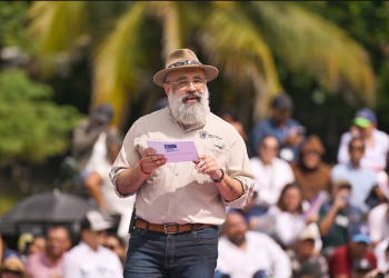 Ministro Luis Méndez Salinas invita a jóvenes de Los Amates a soñar a través del deporte