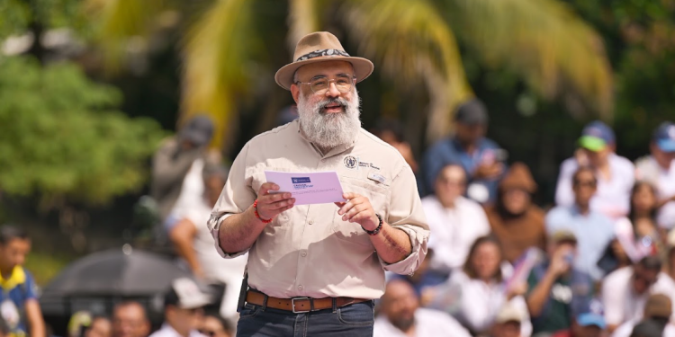 Ministro Luis Méndez Salinas invita a jóvenes de Los Amates a soñar a través del deporte
