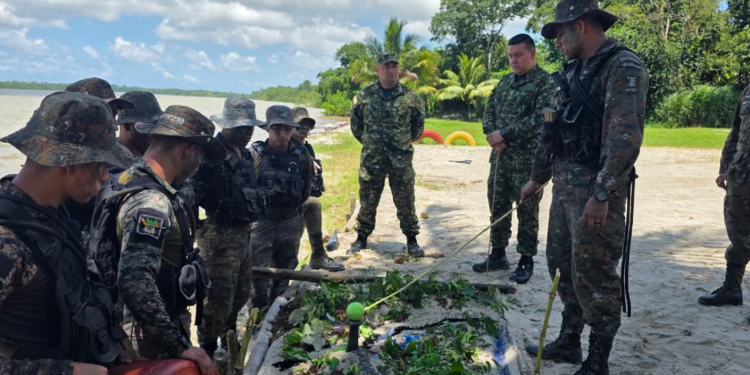 Hablar del Ejército de Guatemala ya no se limita a operaciones de seguridad o defensa. Bajo la campaña Construyendo, la institución busca mostrar otra faceta de su trabajo. / Foto: Ejército