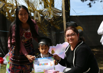 Pequeños Guerreros”: En Quetzaltenango reconocen a pacientes que culminaron su atención en la clínica Madre Canguro