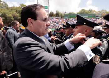 Ministro de Gobernacion entregando charreteras en ascensos. / Foto: Noé Pérez