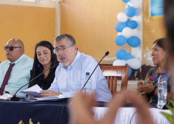 El presidente Bernardo Arévalo en la firma de la agenda territorial en Quetzaltenango.