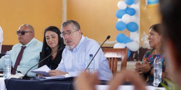 El presidente Bernardo Arévalo en la firma de la agenda territorial en Quetzaltenango.