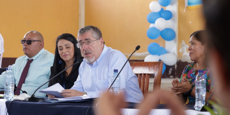 El presidente Bernardo Arévalo en la firma de la agenda territorial en Quetzaltenango.