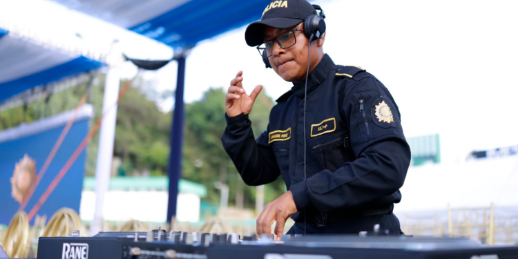 Emanuel Ujpán: de agente de la PNC a DJ en sus tiempos libres. / Foto: Gilber Garcia