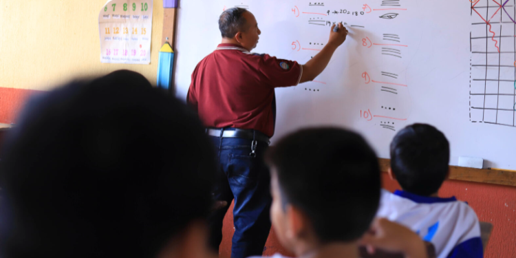 Mineduc implementará la Estrategia de Nivelación de Aprendizajes en el área matemática para alumnos de primaria