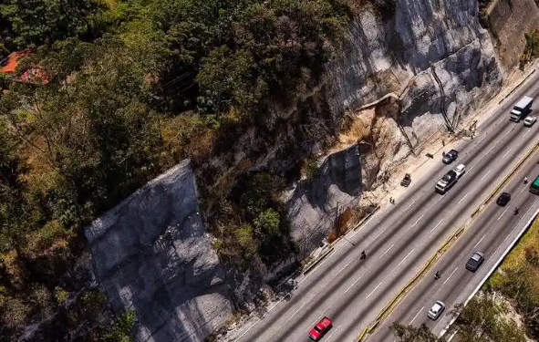 CIV realiza trabajos de estabilización en la montaña en la Cuesta de Villalobos