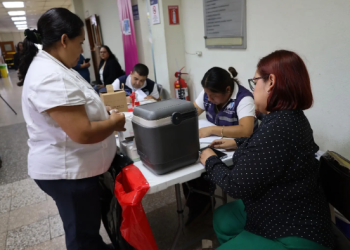 Salud acerca servicios de prevención y detección de cáncer a su personal