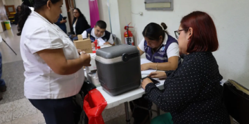 Salud acerca servicios de prevención y detección de cáncer a su personal