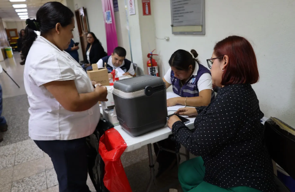 Salud acerca servicios de prevención y detección de cáncer a su personal