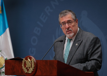 Presidente Bernardo Arévalo en la Ronda en el Palacio Nacional.