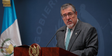 Presidente Bernardo Arévalo en la Ronda en el Palacio Nacional.