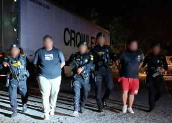 Los dos hombres capturados fueron puestos a disposición del juzgado correspondiente, autoridad que deberá determinar su situación jurídica. / Foto: PNC