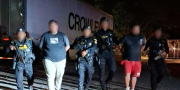 Los dos hombres capturados fueron puestos a disposición del juzgado correspondiente, autoridad que deberá determinar su situación jurídica. / Foto: PNC
