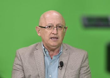 Hugo Maúl expone por qué retirar los impuestos no es la solución al alza de los combustibles./Foto: Álvaro Interiano.