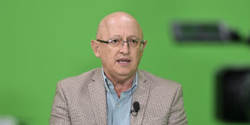 Hugo Maúl expone por qué retirar los impuestos no es la solución al alza de los combustibles./Foto: Álvaro Interiano.