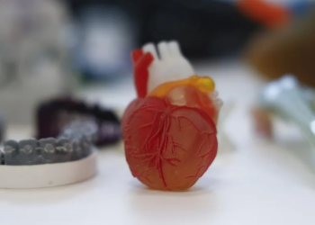 Una muestra de los productos sanitarios que se fabricarán en el centro de impresión 3D impulsado por el Consorcio de la Zona Franca (CZFB) y los hospitales del Mar y Clínic. EFE