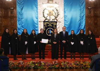 Entregan Orden Vicepresidencial a la Hermandad de Dolores del Templo de la Recolección./Foto: DCA.
