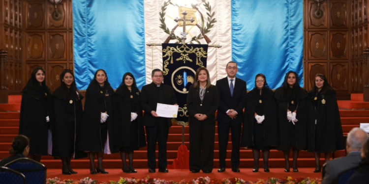 Entregan Orden Vicepresidencial a la Hermandad de Dolores del Templo de la Recolección./Foto: DCA.