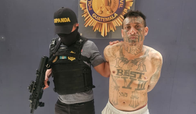 Expulsan a del país "El Muerto", ciudadano salvadoreño y presunto integrante del Barrio 18./Foto: PNC.