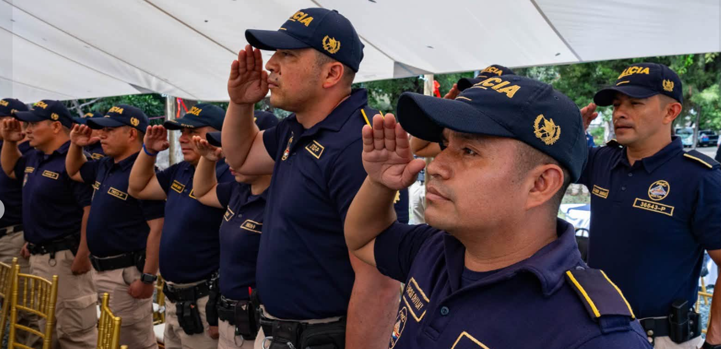 Inguat entregó uniformes a la División de Seguridad Turística
