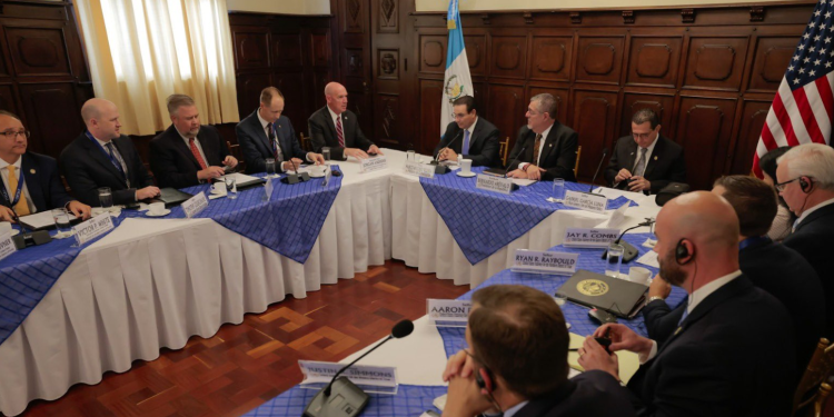Presidente Arévalo encabeza reunión de trabajo con delegación fiscales de EE. UU.