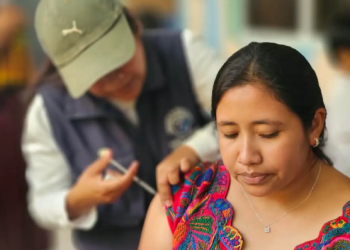 Salubristas de Santiago Atitlán intensifican vacunación contra el sarampión