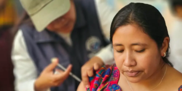Salubristas de Santiago Atitlán intensifican vacunación contra el sarampión