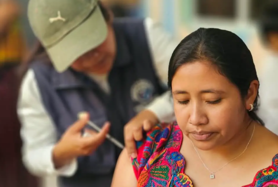 Salubristas de Santiago Atitlán intensifican vacunación contra el sarampión