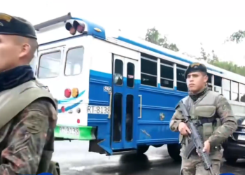 Personal del Ejército recorre calles y áreas de paso peatonal para reforzar la presencia de las fuerzas de seguridad y prevenir delitos. / Foto: Ejército de Guatemala