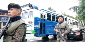 Personal del Ejército recorre calles y áreas de paso peatonal para reforzar la presencia de las fuerzas de seguridad y prevenir delitos. / Foto: Ejército de Guatemala