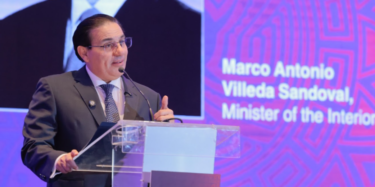 Ministro de Gobernación afirmó que como Estado trabajan en garantizar seguridad para generar condiciones de inversión en el país. (Foto: Alex Jacinto)