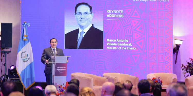 El ministro de Gobernación, Marco Antonio Villeda, destacó la importancia de la seguridad para atraer inversiones durante la presentación de The Business Year 2026. / Foto: Alex Jacinto