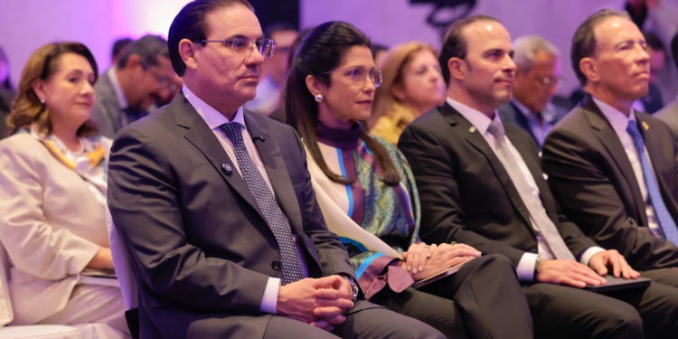 Los asistentes escuchan las intervenciones del foro, en el que se abordó la relación entre seguridad, inversión y desarrollo económico. / Foto: Alex Jacinto