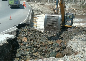 La circulación vehicular se mantiene habilitada en el paso provisional del puente Güijo. (Foto: CIV)