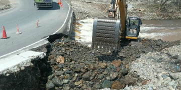 La circulación vehicular se mantiene habilitada en el paso provisional del puente Güijo. (Foto: CIV)
