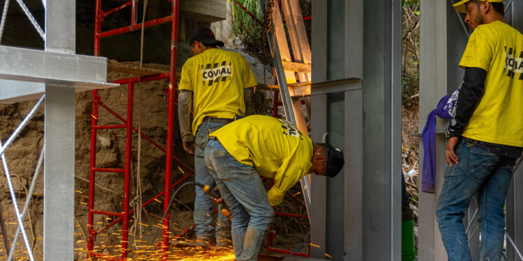 Trabajadores de Covial realizaron labores en los elementos metálicos de soporte del puente Las Pericas, en El Progreso. / Foto: Archivo CIV.