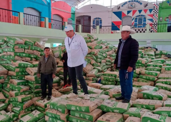 Entregan materiales para mejorar camino rural de comunidades en occidente. (Foto: CIV)