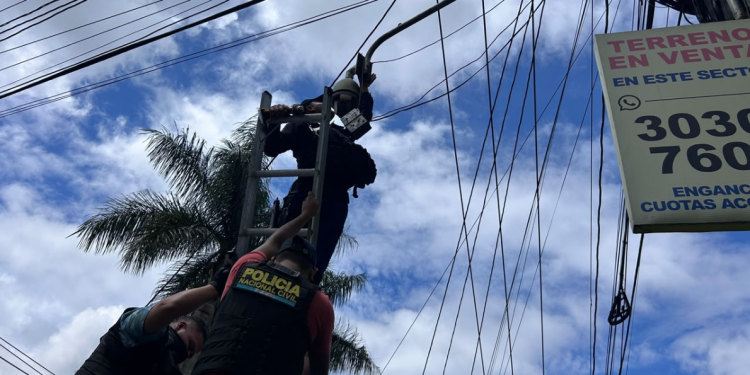 PNC desinstala cámaras de videovigilancia utilizadas por estructuras criminales en Villa Canales y Boca del Monte